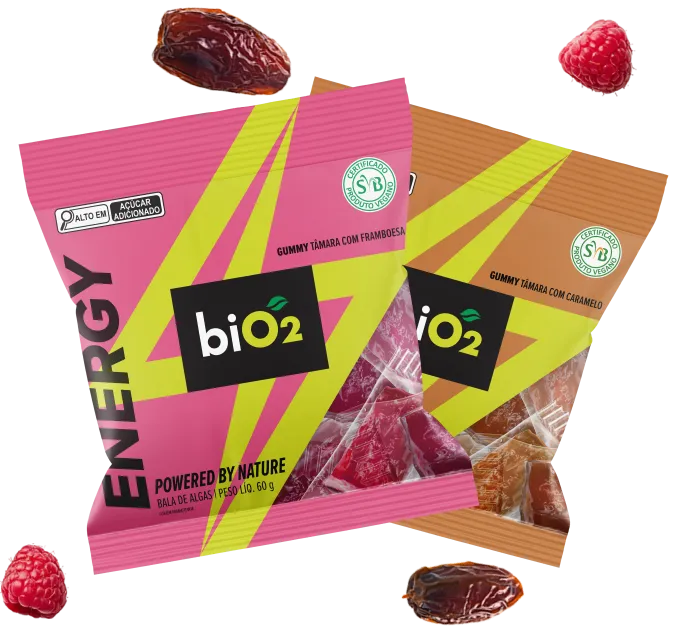 Duas embalagens da bala energética biO2 Energy Gummy: Balas de Tâmara com Framboesa e Balas de Tâmara com Caramelo.