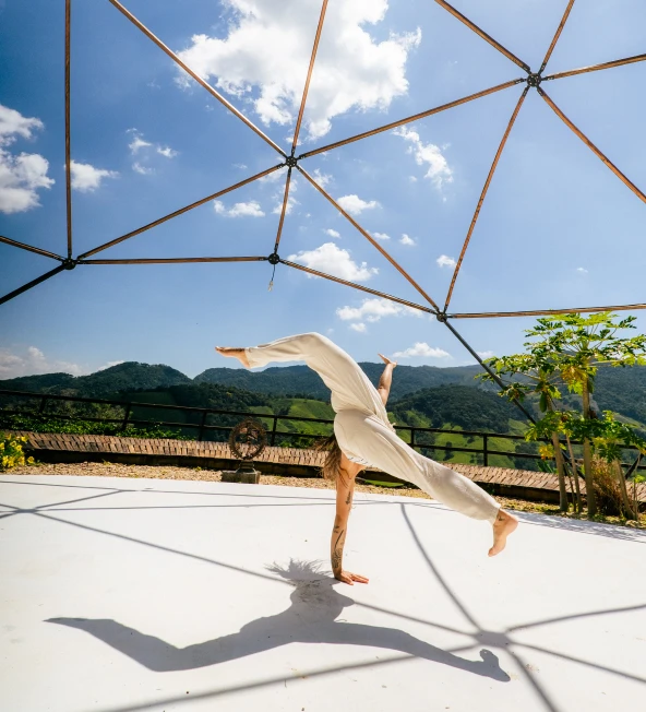 Mulher praticando capoeira na geodésica