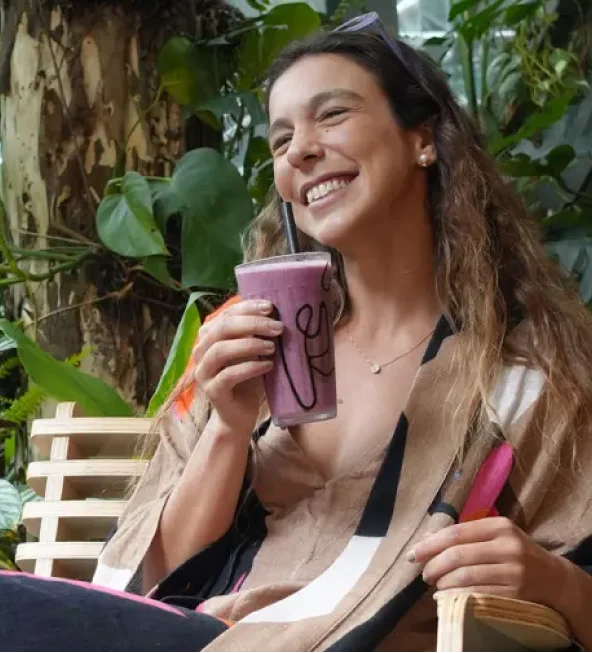 Marcela Witt Tomando biO2 Shake Açaí e Banana