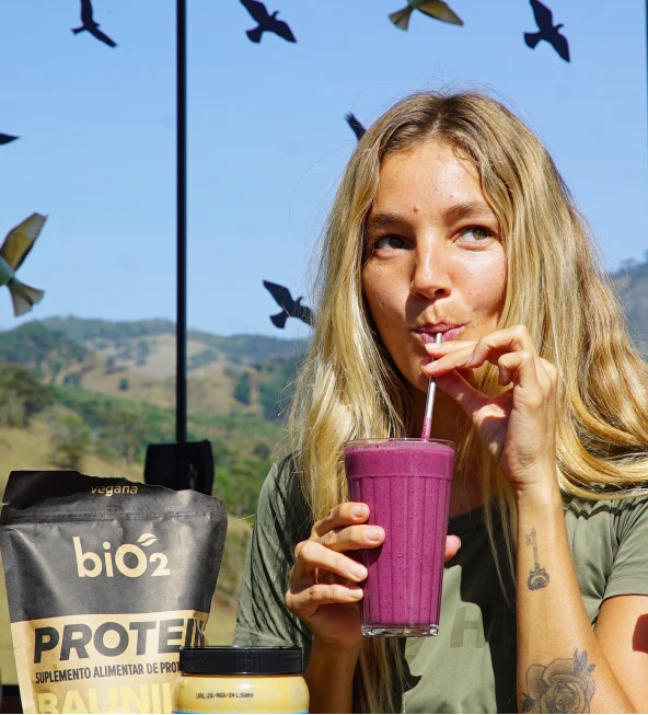 Mulher tomando shake biO2 Protein