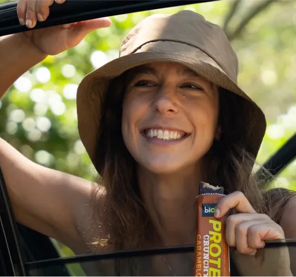 Foto atleta de bike pegando Protein Crunchy