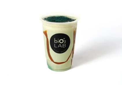 Comece o dia com mais leveza e saciedade com esse shake proteico e fonte de fibras feito com espirulina e um toque de especiarias.