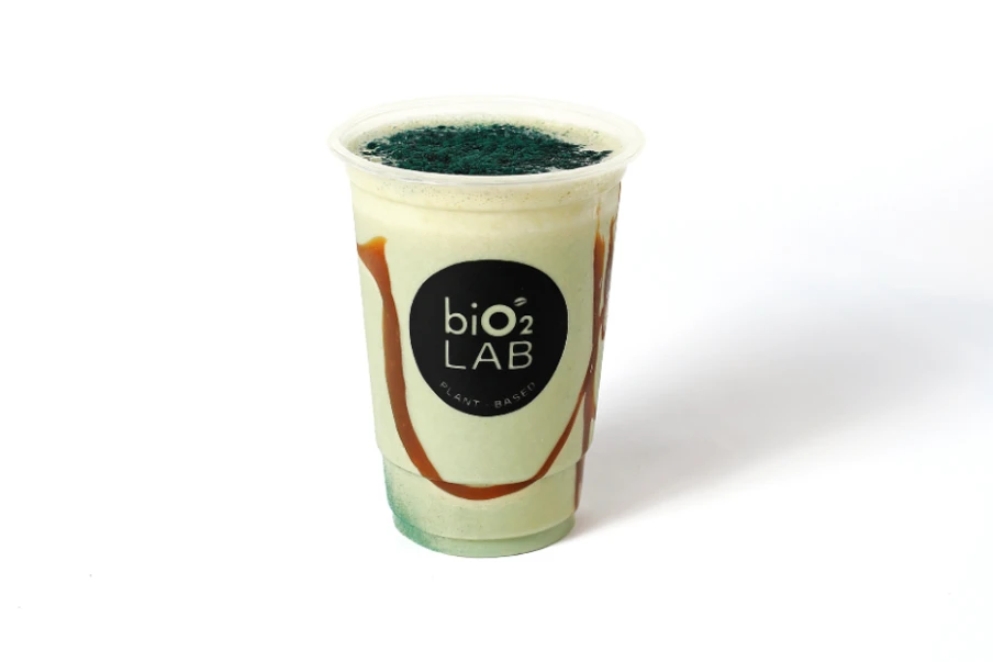 Comece o dia com mais leveza e saciedade com esse shake proteico e fonte de fibras feito com espirulina e um toque de especiarias.