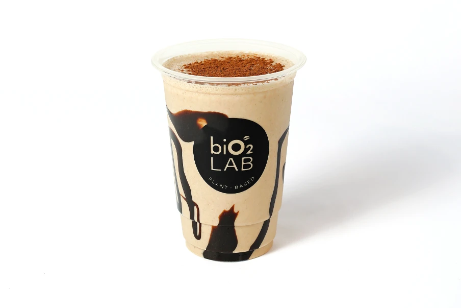 Receita de shake de cappuccino com um toque de especiarias com 20 g de proteína vegetal, ideal para começar o dia ou no pós treino.