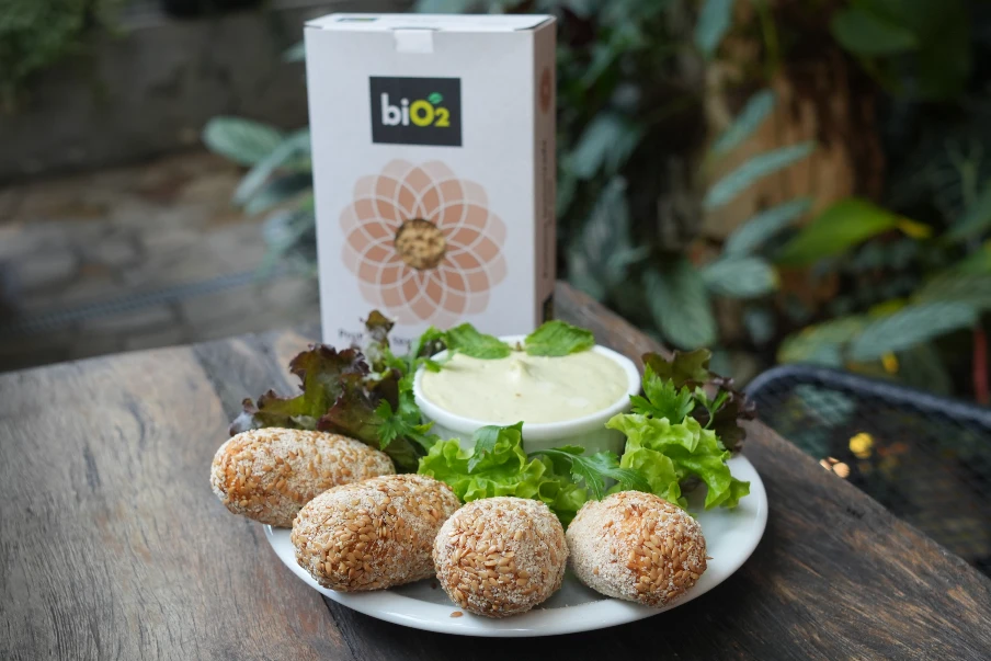 Receita de croquete vegano, feito com massa sem glúten e recheado com proteína texturizada de soja. Salgado saboroso, vegano e uma opção mais saudável pra petiscar e servir em eventos!