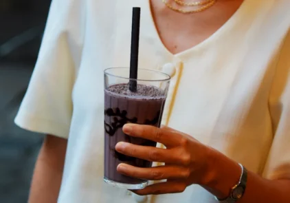 Shake de frutas vermelhas com cacau: cremoso, refrescante, proteico, rico em fibras e antioxidantes!