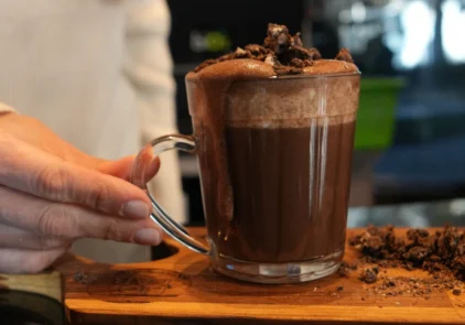 Esse chocolate quente proteico é uma opção perfeita de pós treino para os dias frios. Receita vegana, proteica, super cremosa, sem glúten e sem açúcar.
