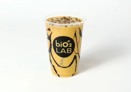 Insira mais proteínas no seu dia com essa receita refrescante de shake de baunilha, manga e maracujá com 24 g de proteína vegetal.