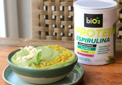 Bowl refrescante, antioxidante e proteico! Com 10 g de proteína e 5 g de fibras por porção. Perfeito para iniciar o dia com todos os nutrientes que você precisa!